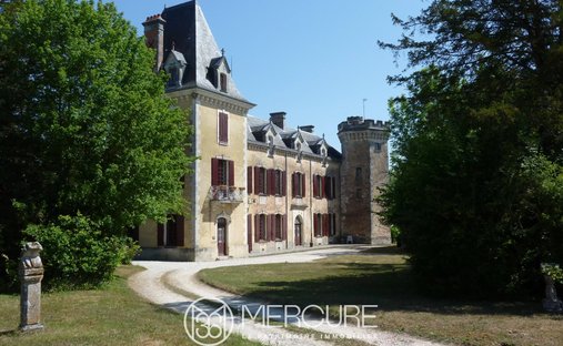 Castle in Centre Ville, Saint-Jean-d'Angély, France 1