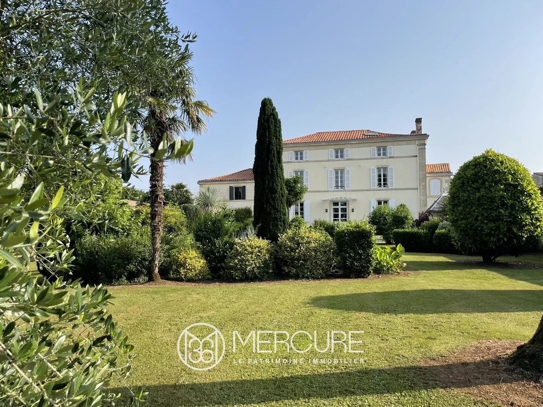 Estate in Niort, Nouvelle-Aquitaine, France 1 - 15847631