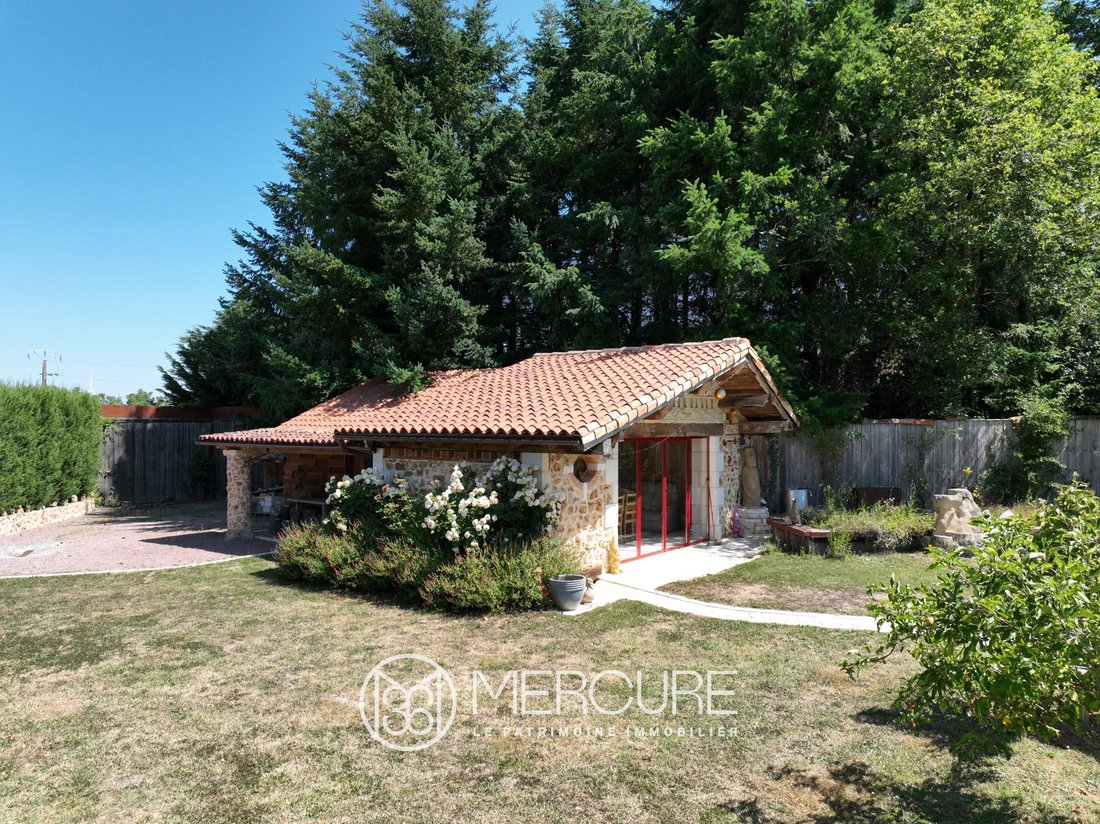 Estate in Chasseneuil-sur-Bonnieure, Nouvelle-Aquitaine, France 4 - 15998527
