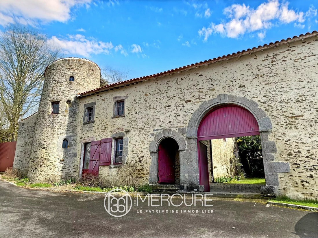 Estate in La Chataigneraie, Pays de la Loire, France 1 - 15484960