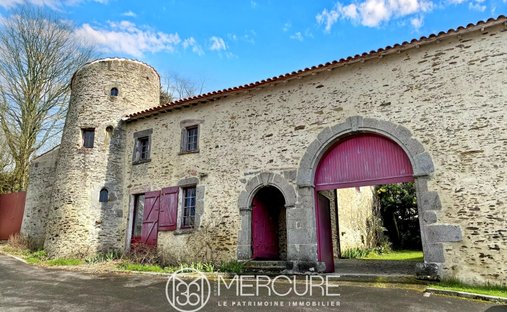 Estate in La Chataigneraie, Pays de la Loire, France 1