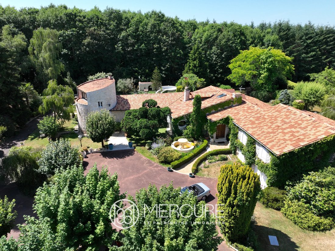 Estate in Chasseneuil-sur-Bonnieure, Nouvelle-Aquitaine, France 1 - 15998527
