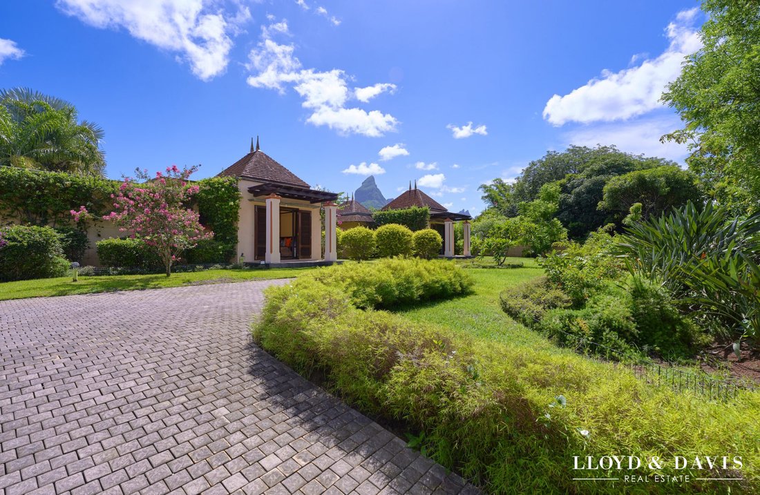 Villa in Riviere Noire, Rivière Noire District, Mauritius 1 - 17024596