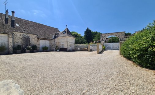 Farm Ranch in Moigny-sur-Ecole, Ile-de-France, France 1