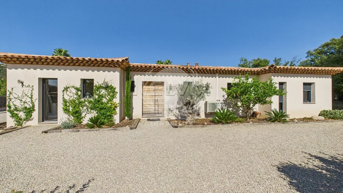 Villa in Le Plan-de-la-Tour, Provence-Alpes-Côte d'Azur, France 1 - 16170947