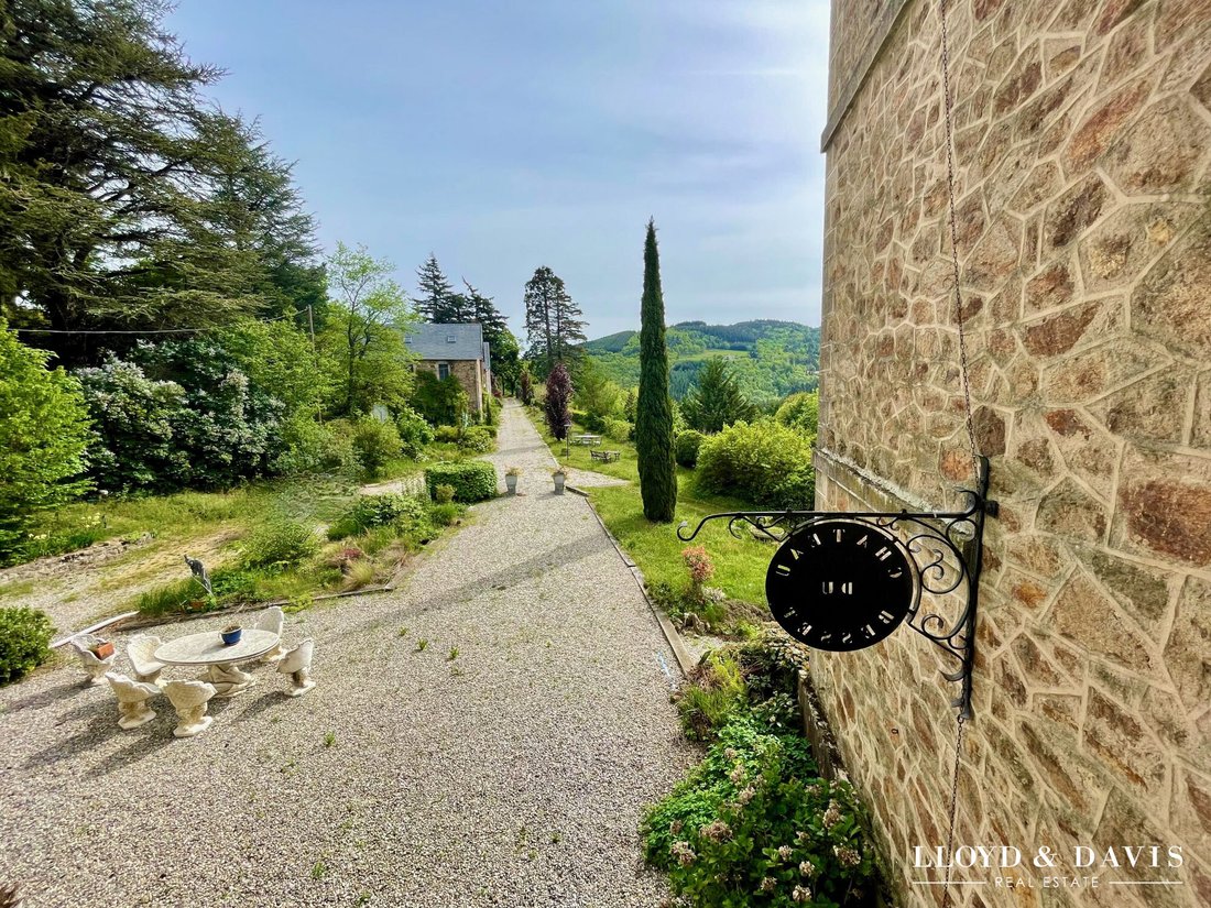 Chateau in Saint-Prix, Auvergne-Rhône-Alpes, France 2 - 17024506