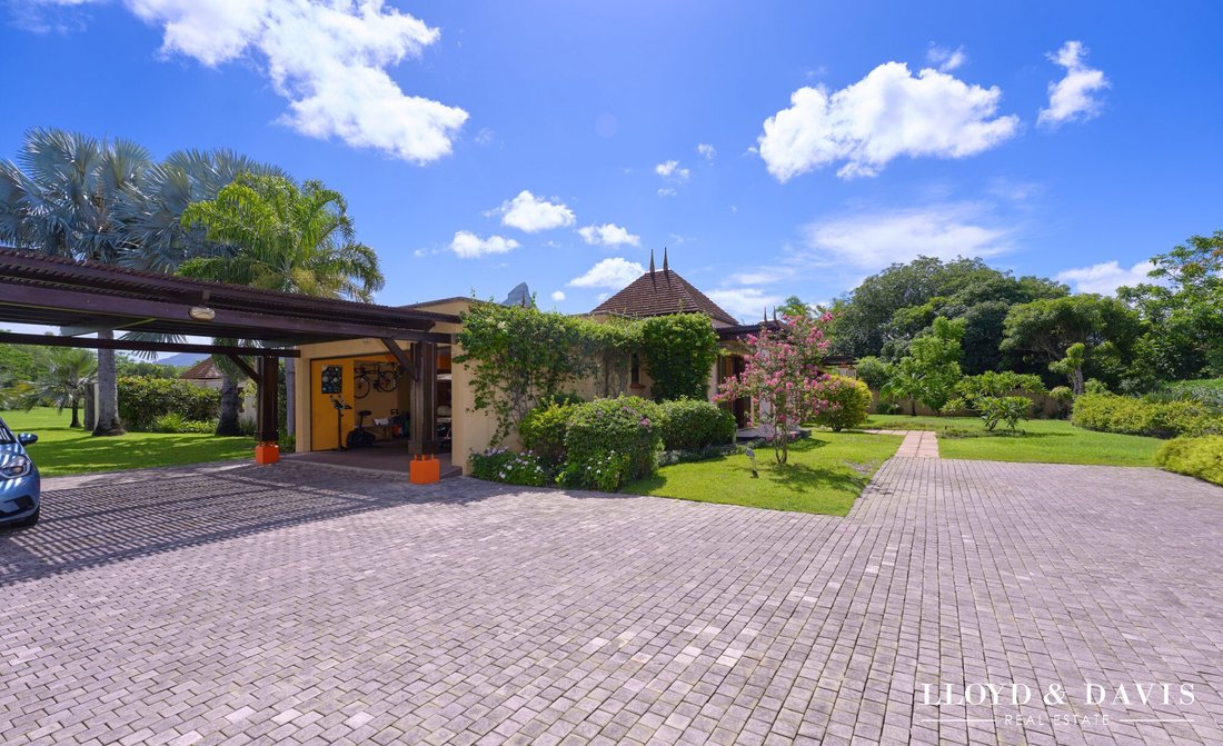 Villa in Riviere Noire, Rivière Noire District, Mauritius 2 - 17024596