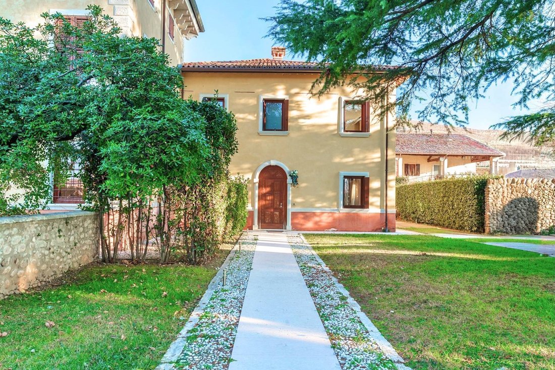 House in Sant'Ambrogio di Valpolicella, Veneto, Italy 1 - 17034336