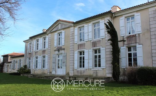 One Of Flat Roof Water Castle, Rochefort ( Commerical)
