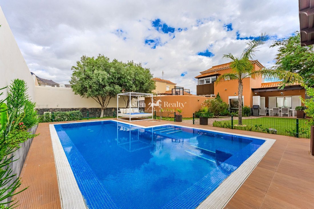 Villa in Costa Adeje, Adeje, Canary Islands 1 - 17039233