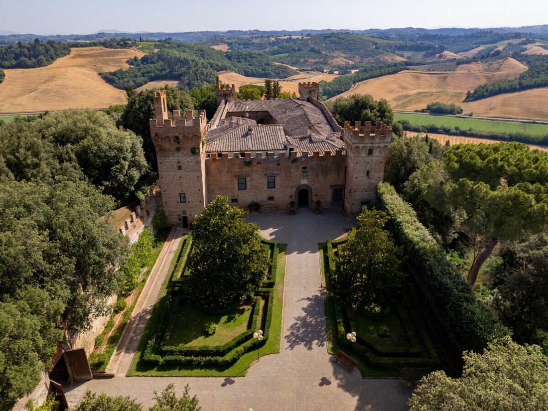 Castle in Montalbino, Montespertoli, Tuscany 1 - 12109900
