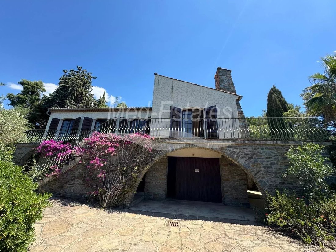 Villa in La Croix-Valmer, Provence-Alpes-Côte d'Azur, France 1 - 17038877