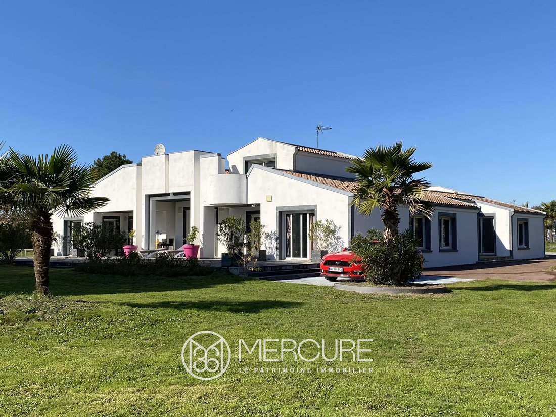 Estate in Saint Gilles Sud, Saint-Gilles-Croix-de-Vie, France 3 - 14503277