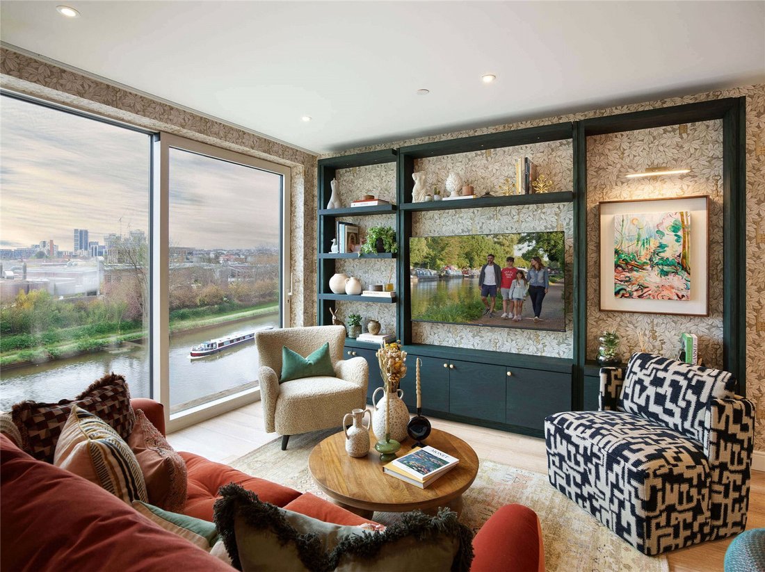Apartment in Alperton, Brent, England 1 - 15899248