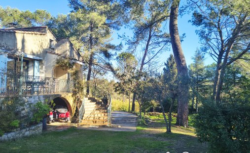 Château 1330 M² Sur 13 Ha Proximité Nimes