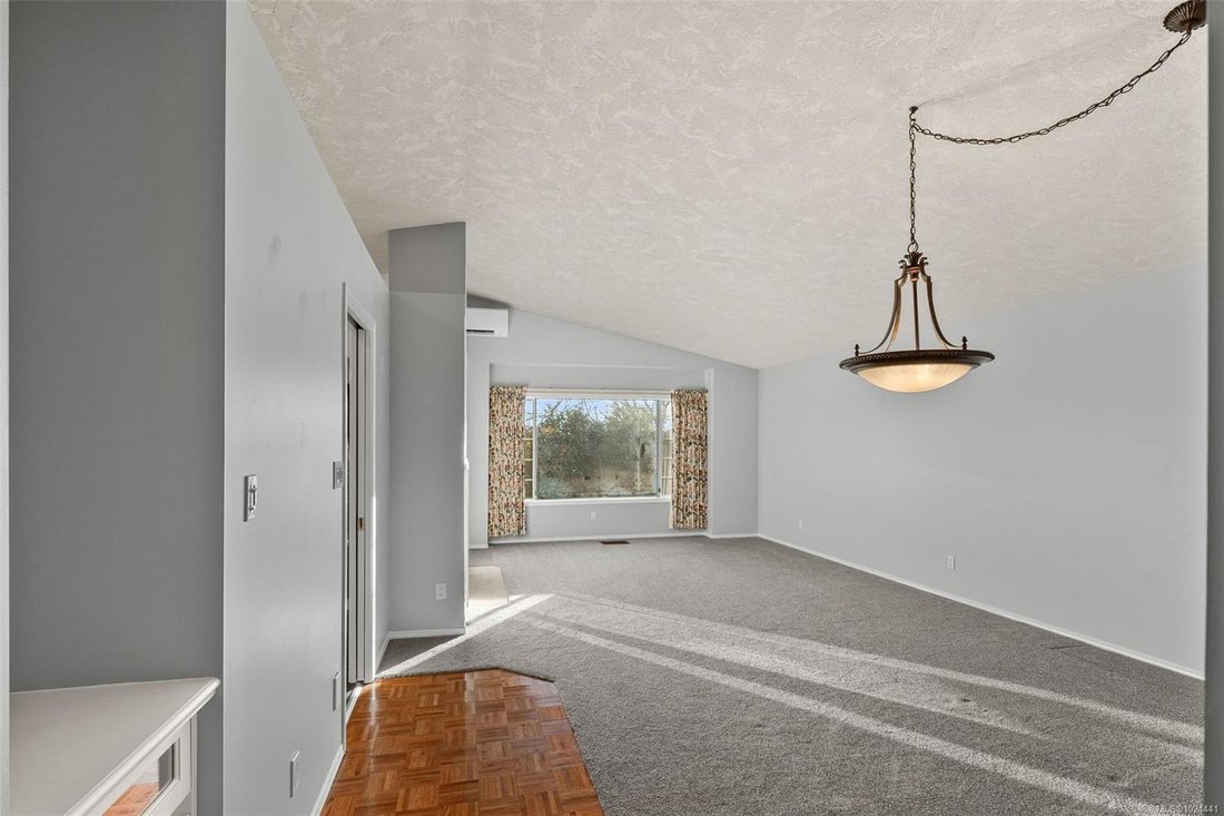 House in Saanich, British Columbia, Canada 5 - 17043225