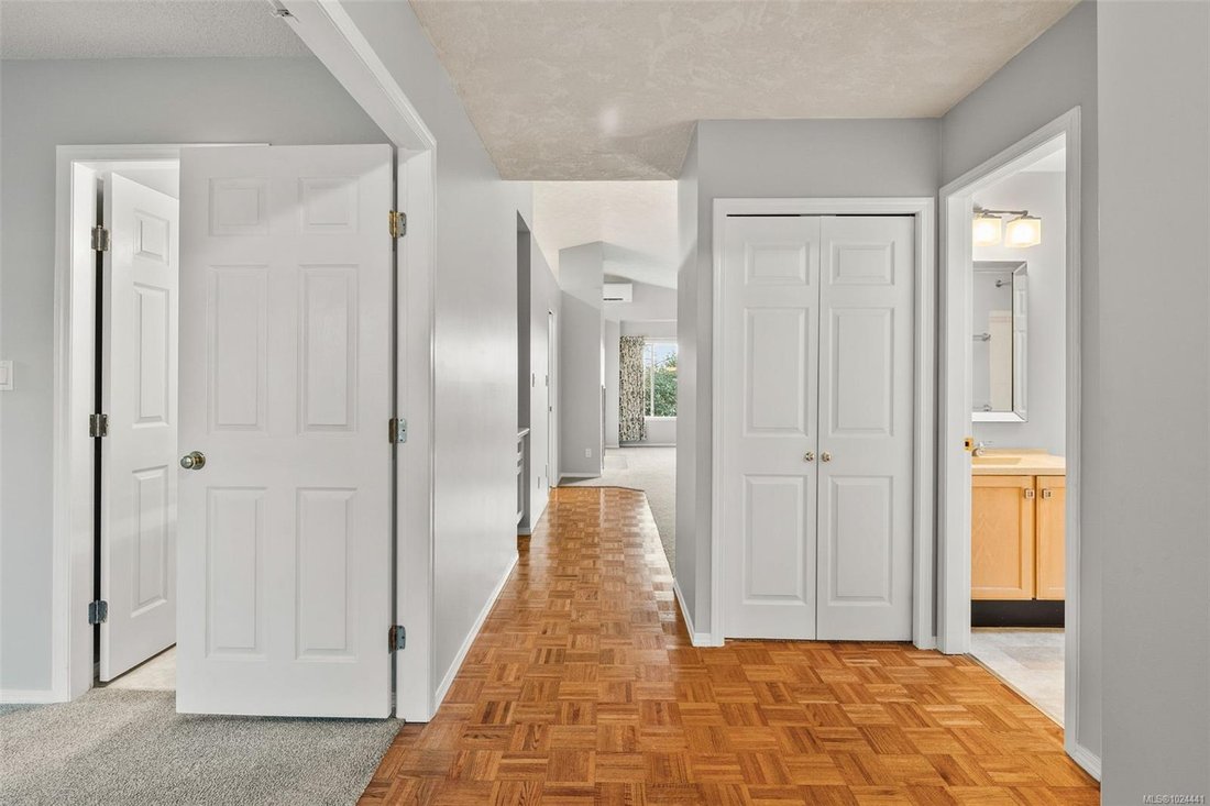 House in Saanich, British Columbia, Canada 2 - 17043225