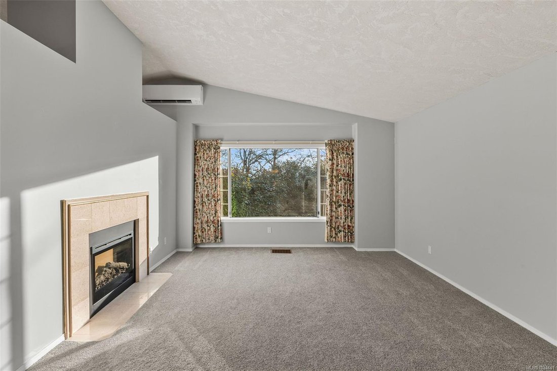 House in Saanich, British Columbia, Canada 4 - 17043225