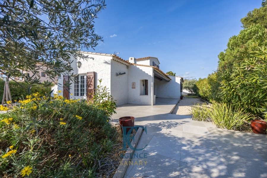 House in Saint-Cyr-sur-Mer, Provence-Alpes-Côte d'Azur, France 1 - 17043094