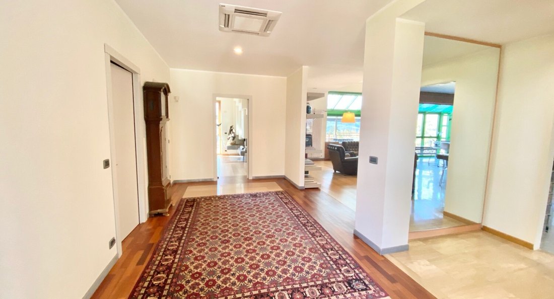 Villa in Luino, Lombardy, Italy 2 - 17042428
