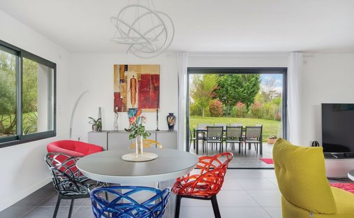 Stone Farmhouse With Gîtes And Vineyard In Aop Côtes Du Rhône 13 Ha Of Tranquility In The Gard