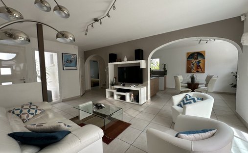 Stone Farmhouse With Gîtes And Vineyard In Aop Côtes Du Rhône 13 Ha Of Tranquility In The Gard