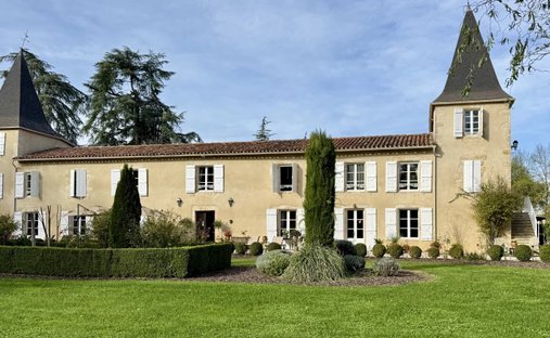 Stone Farmhouse With Gîtes And Vineyard In Aop Côtes Du Rhône 13 Ha Of Tranquility In The Gard