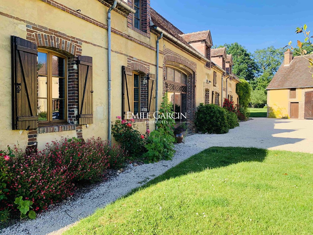 Villa in Saint-Sauveur-en-Puisaye, Bourgogne – Franche-Comté, France 1 - 17045894