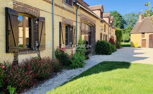 Villa in Saint-Sauveur-en-Puisaye, Bourgogne – Franche-Comté, France 1