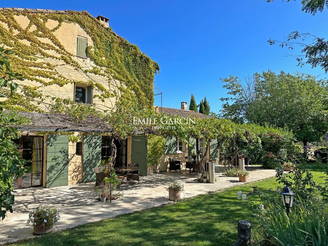 Villa in Cabrières-d'Avignon, Provence-Alpes-Côte d'Azur, France 1 - 14646713