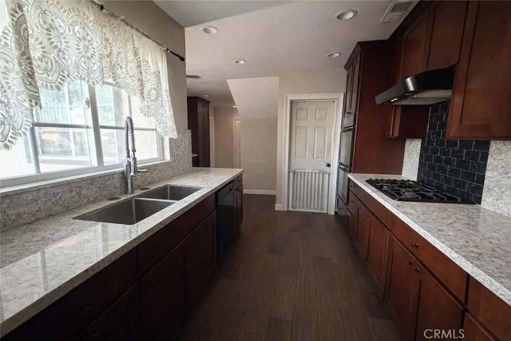 House in Signal Hill, California, United States 3 - 17045564