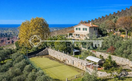 Villa in Pietrasanta, Tuscany, Italy 1