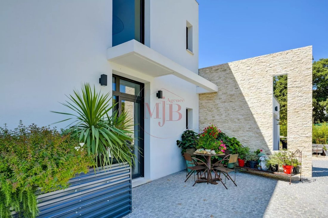 Villa in Zone Urbaine, Lambesc, France 2 - 17049148