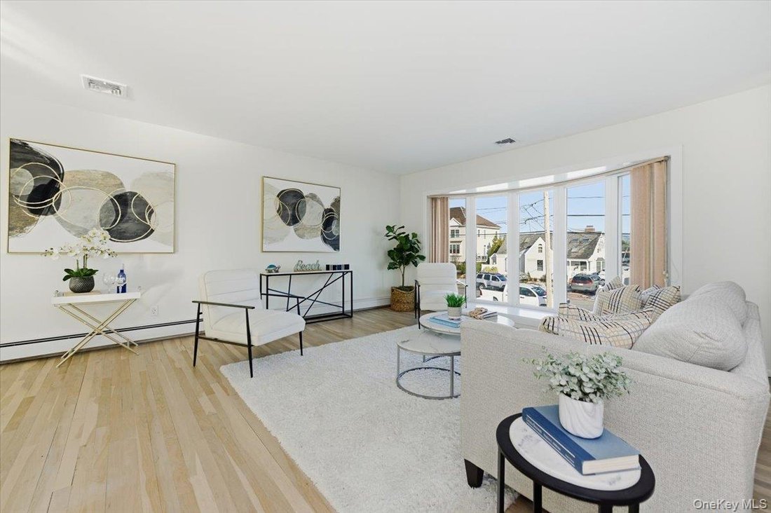 House in West Islip, New York, United States 3 - 17048376