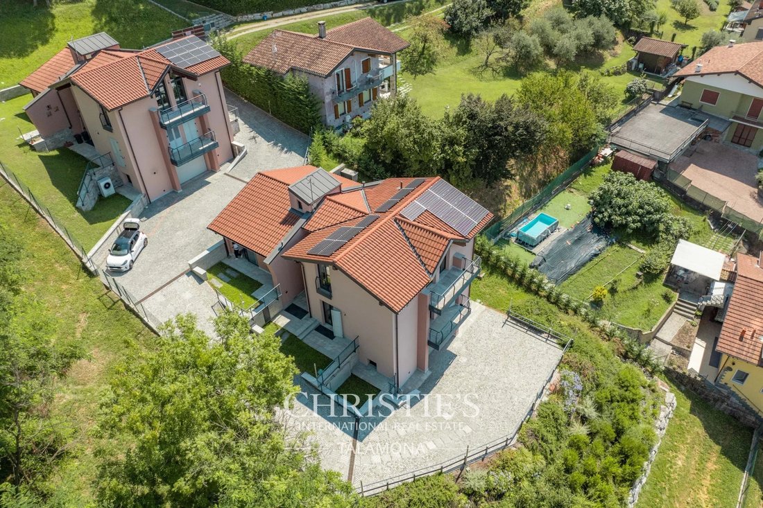 Villa in Gavirate, Lombardy, Italy 2 - 15362573