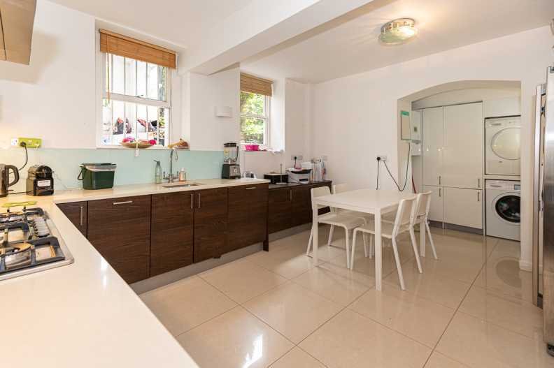 Apartment in Swiss Cottage, Camden, England 3 - 17055451