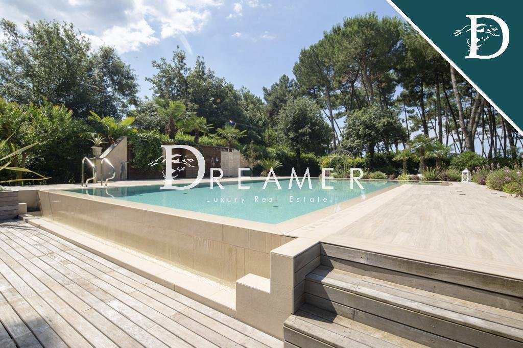 Villa in Ronchi, Massa, Italy 2 - 17049180