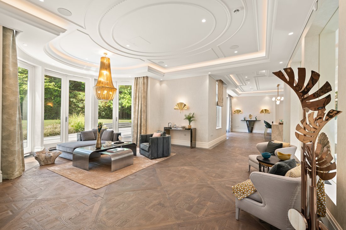 House in Brooklands, Elmbridge, England 5 - 17049597