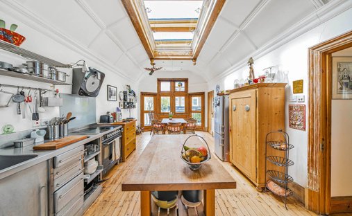 Apartment in Belsize Park, Camden, England 1