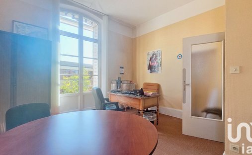 Château 3800 M² Sur Terrain 22ha