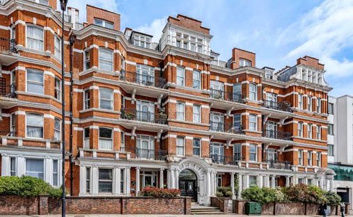 Townhouse in West Hampstead, Camden, England 1