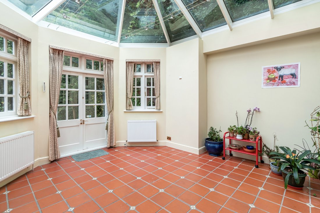 House in Barnet, England 3 - 17049520