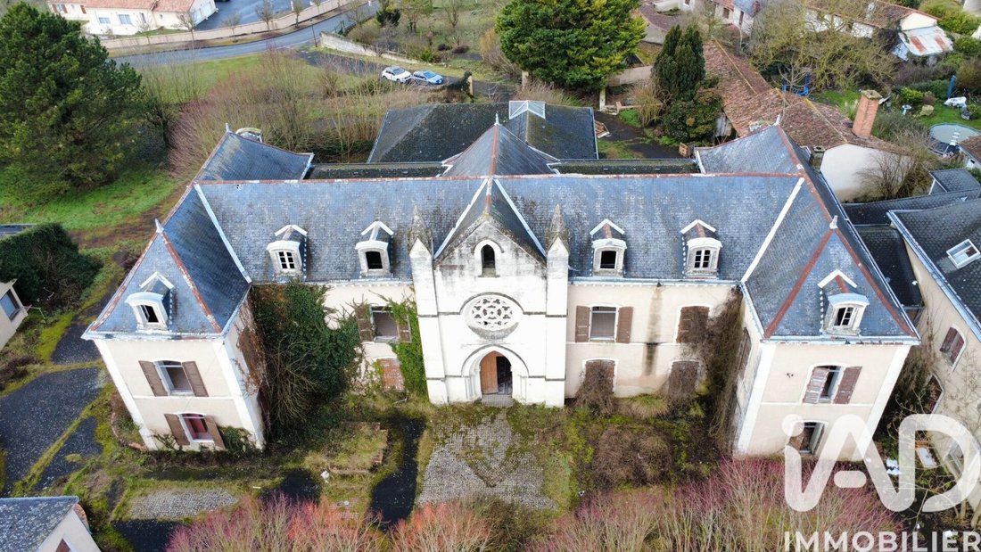 Mirebeau, Nouvelle-Aquitaine, France 1 - 16650619