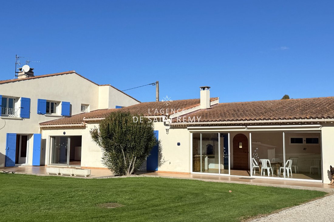 Villa in Saint-Rémy-de-Provence, Provence-Alpes-Côte d'Azur, France 2 - 17025473