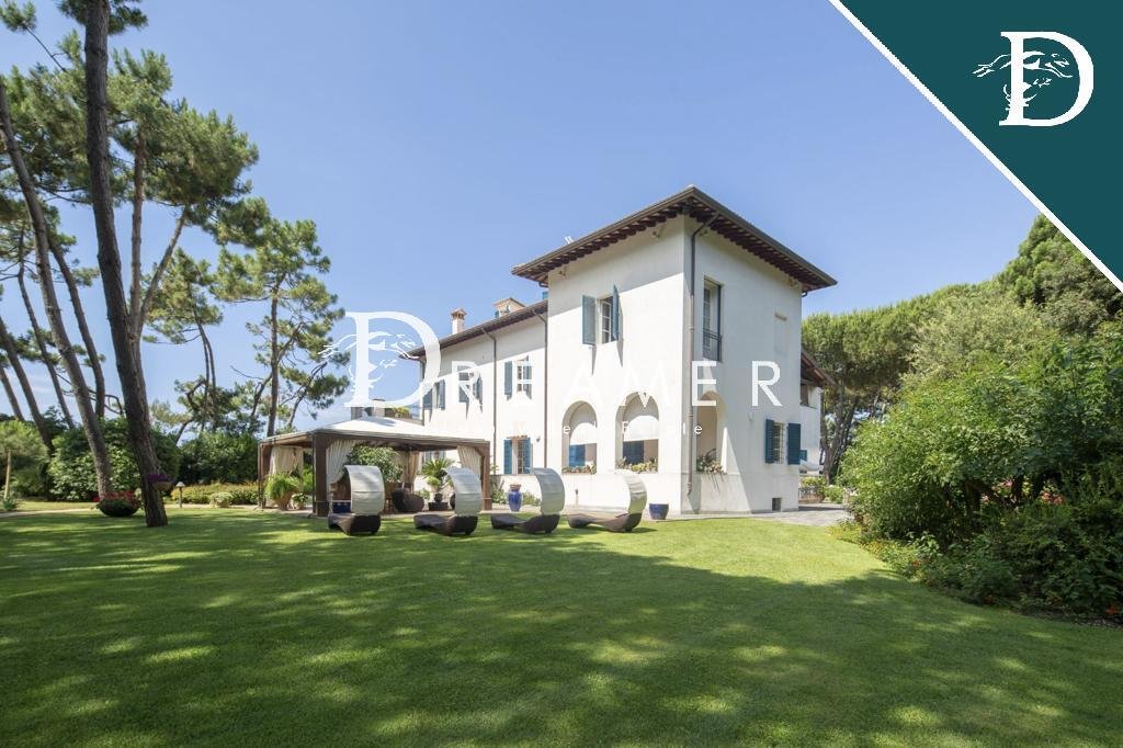 Villa in Ronchi, Massa, Italy 1 - 17049180