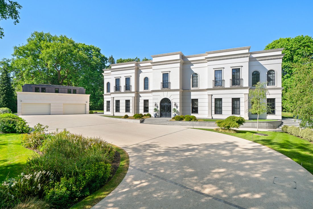 House in Brooklands, Elmbridge, England 1 - 17049597