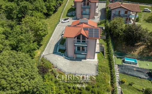 Villa in Gavirate, Lombardy, Italy 1