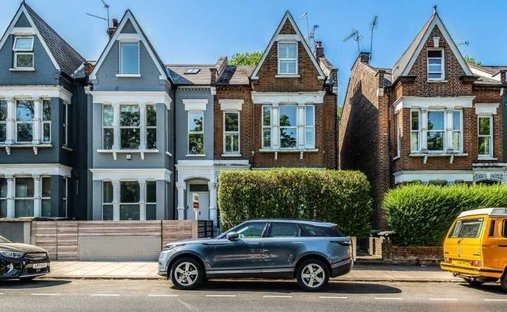 Apartment in Holly Village, Haringey, England 1