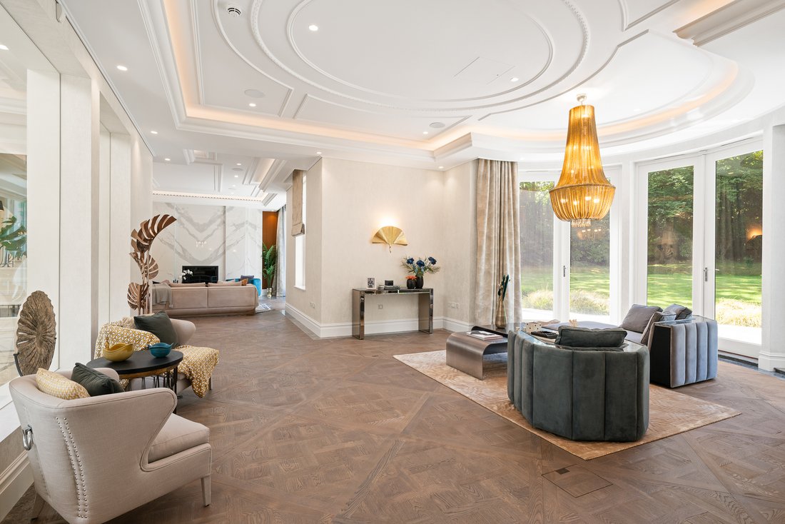 House in Brooklands, Elmbridge, England 4 - 17049597