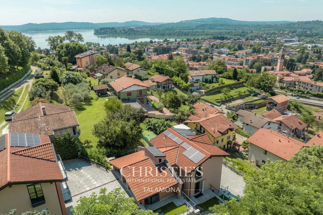 Villa in Gavirate, Lombardy, Italy 4 - 15362573